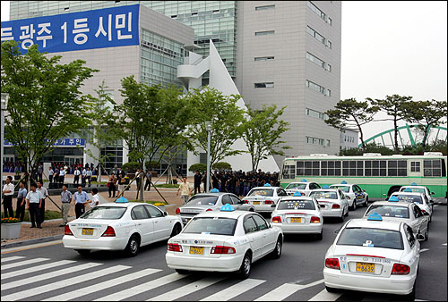 경찰이 진정서 접수와 천막농성을 막아서자, 노조원들은 택시를 이용해 광주시청 입구를 틀어막기도 했다. 